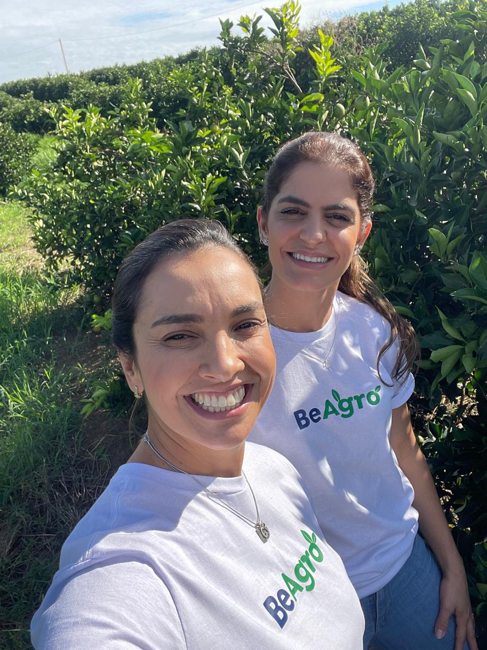 Priscila e Lilian, fundadoras da BeAgro, em um pomar de citros